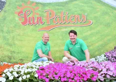 Menno Straver and Jasper Heemskerk of Sakata at the Sunpatiens. A well-known variety from the breeder that lasts beautifully in the garden from early summer until the first frost. The Sunpatiens comes in two series, namely the Compact Line and the Vigorus Line. The names say it all.